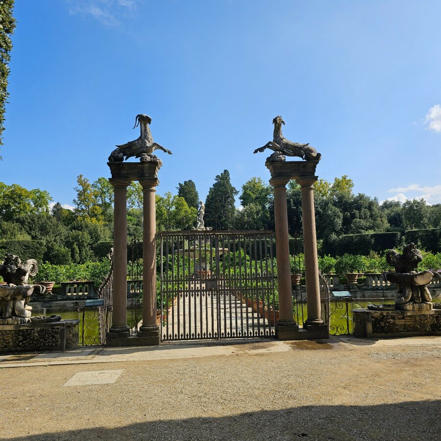 Gate with statues at the entrance to the Boboli Gardens