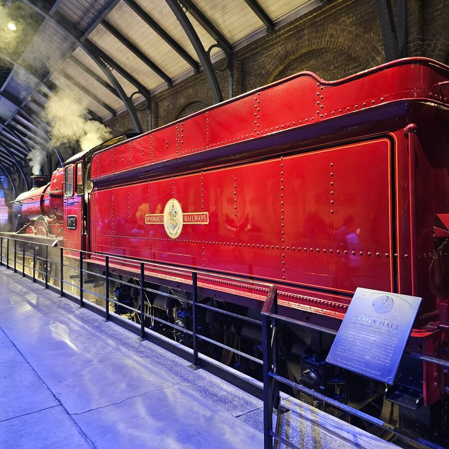 The Hogwarts Express at the platform in the Studio Tour