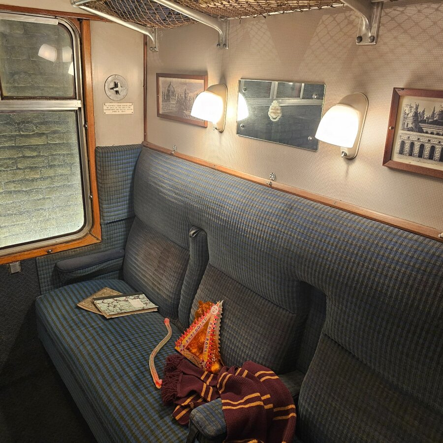 Compartment of the Hogwarts Express with a scarf on the seat