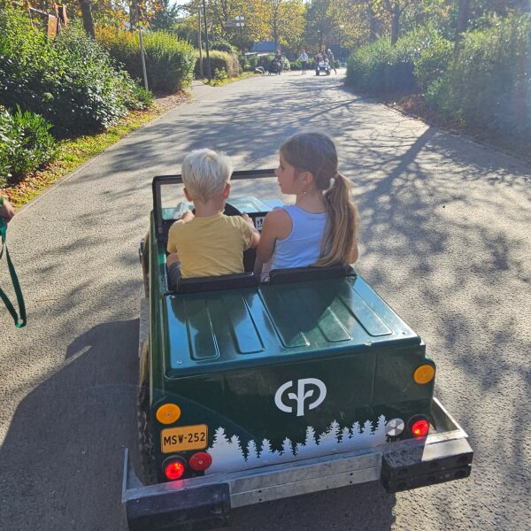 Two children driving a safari car across Center Parcs Hochsauerland