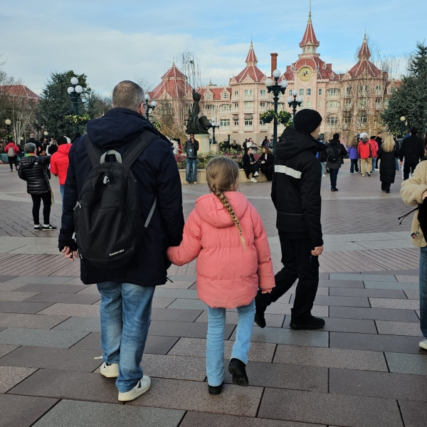 Family walking towards Disneyland Paris town square