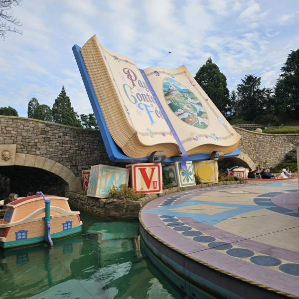 Les Pays des Contes de Fées fairytale boat ride at Disneyland Paris