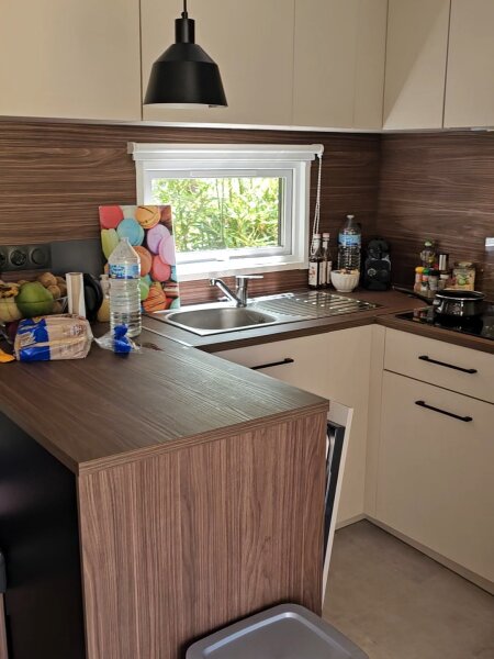 De compacte keuken binnen in de Lodge 3 Prestige