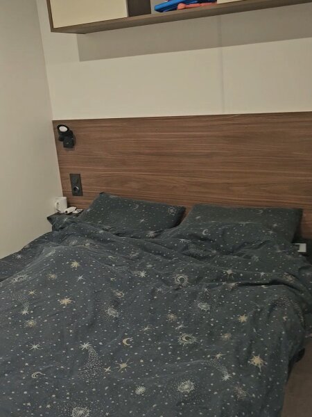 De ouderslaapkamer met kastruimte boven het bed