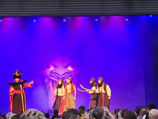 De Aladdin-musical op het podium van La Sirene