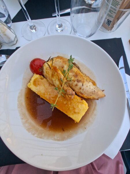 Hoofdgerecht met kip en polenta bij de dinner show