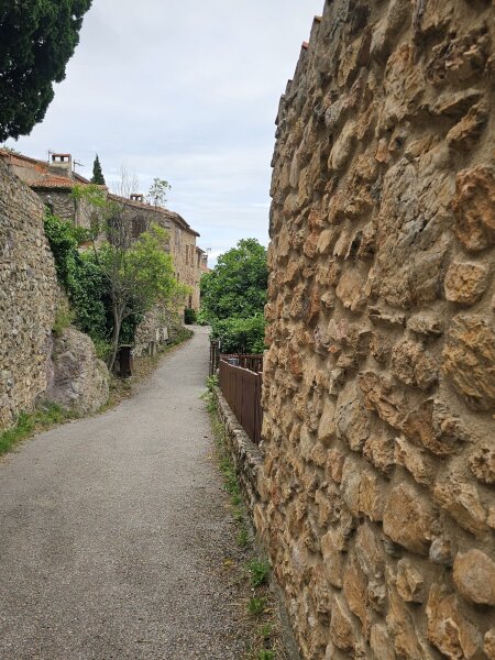 Stenen muren langs een straatje in het dorp Castelnou