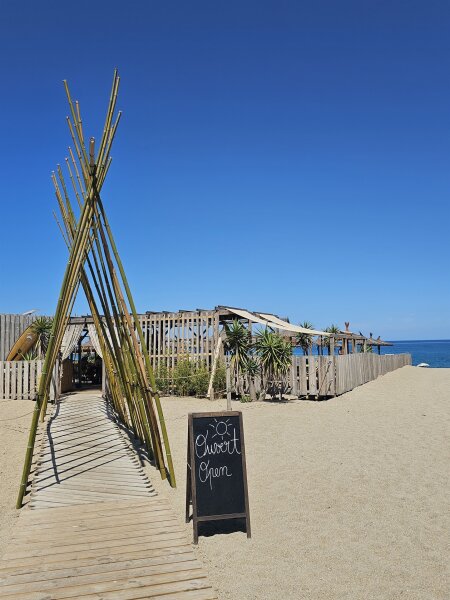 Strandtent achter de duinen bij Argeles-sur-Mer