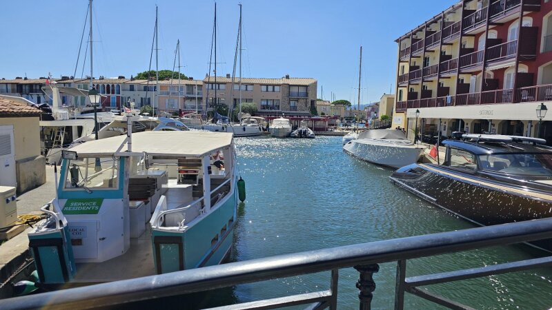 Port Grimaud with kids: shallow water, no cars and where to park