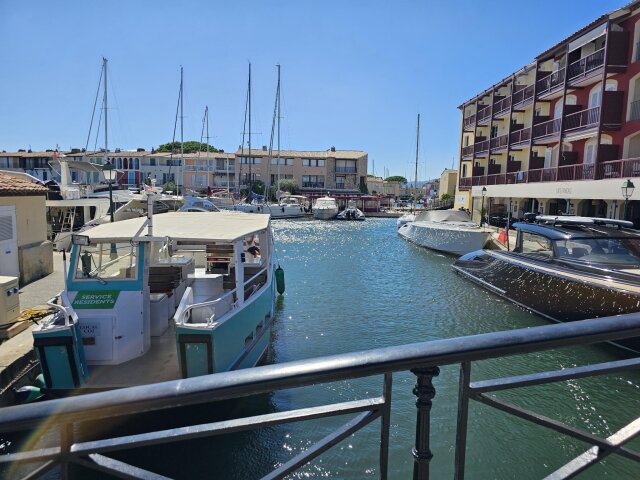 Port Grimaud with kids: shallow water, no cars and where to park