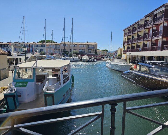 Port Grimaud with kids: shallow water, no cars and where to park