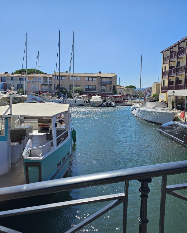Port Grimaud with kids: shallow water, no cars and where to park