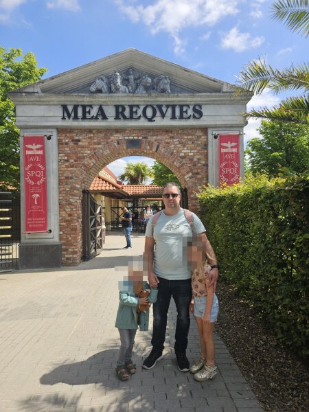 The Roman entrance gate of Irrland with the words Mea Reqvies